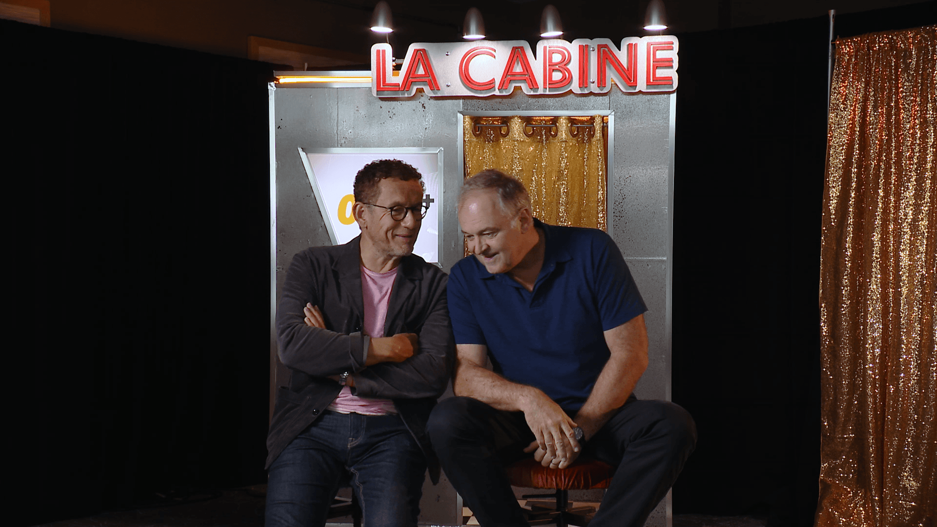 Une belle course à travers Paris à l'arrière du taxi de Dany Boon