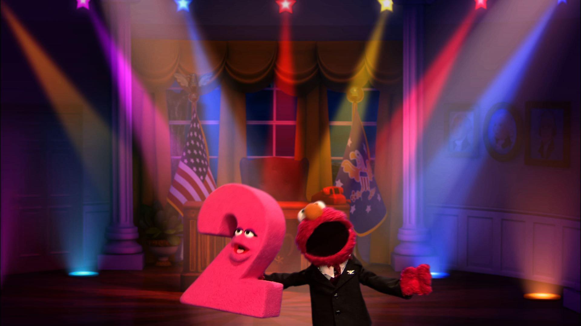 Le président Elmo monte sur scène
